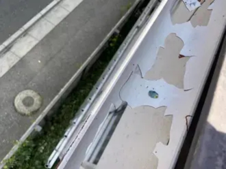 割れてしまった雨樋